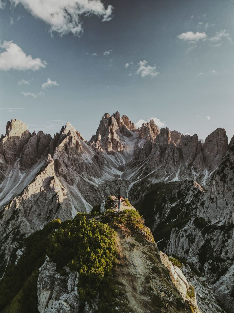 mirador a cadena de montañas en Dolomitas